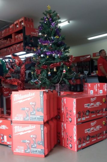 Christmass tree with Milwaukee Presents